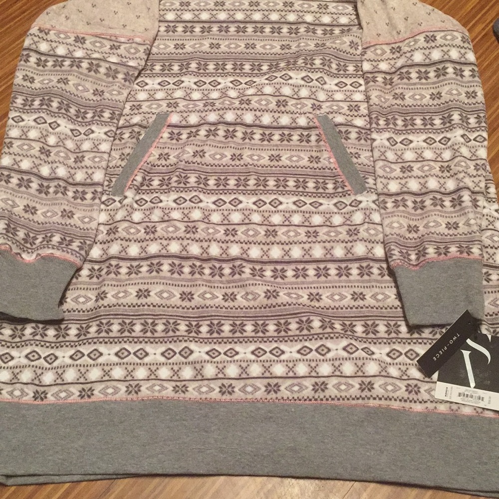 NWT Simply Vera hooded sleepshirt with cozy socks - Picture 3 of 5